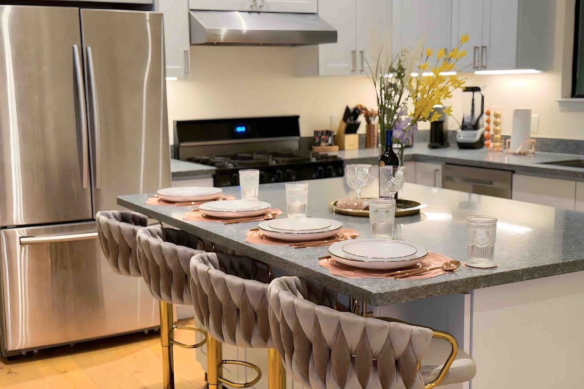 Modern Victorian retreat in downtown SF + Cinema gallery image 4