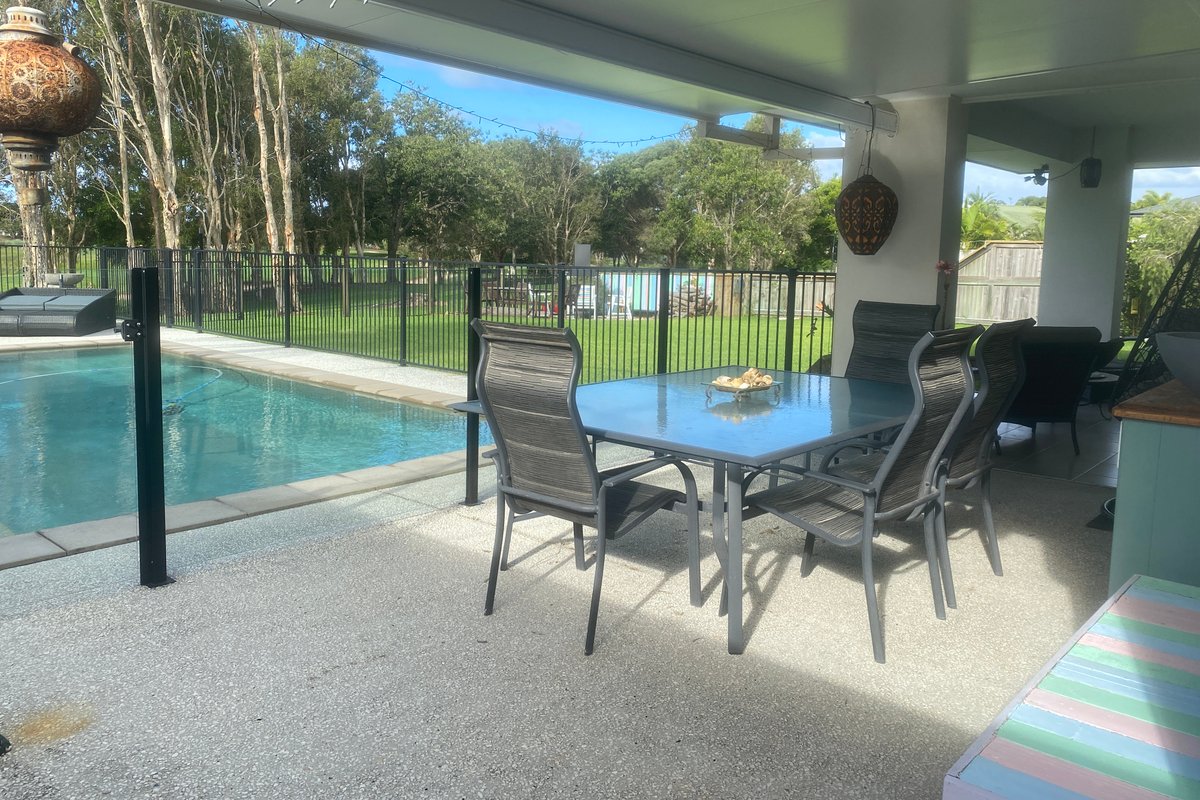 Golf course /lake views. Whole home. Suits 8 adult