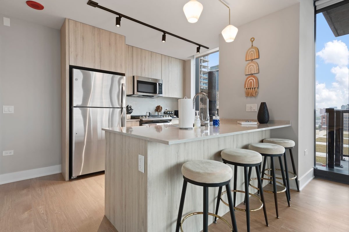 High-End West Loop 2BR + City Views & Walkability gallery image 3