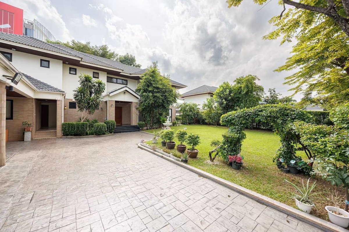 Bangkok manor one，Sukhumvit 5卧5卫超大庭院泳池别墅 订满三天以上送接机 gallery image 4