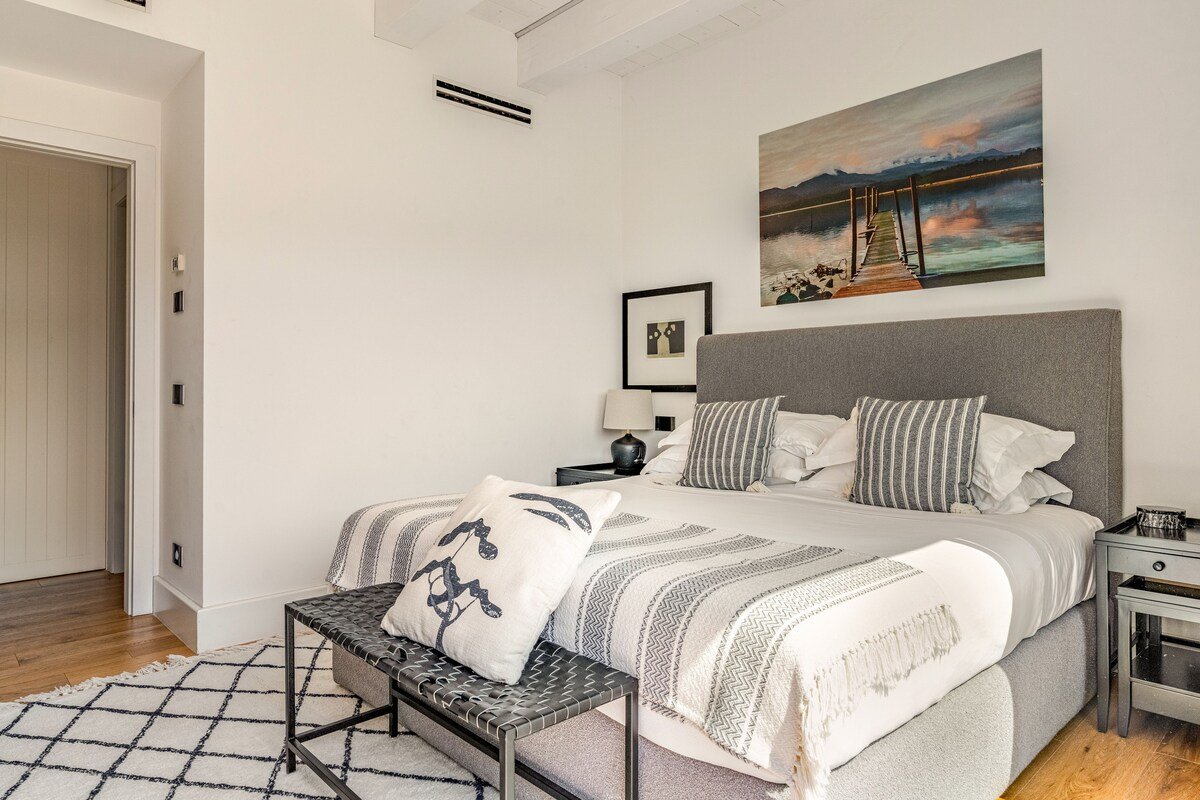 Luxe Villa With Hot Tub Terrace (2A) gallery image 4