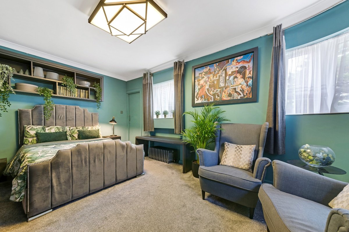 Gatsby Villa London with garden and fancy hot tub gallery image 5