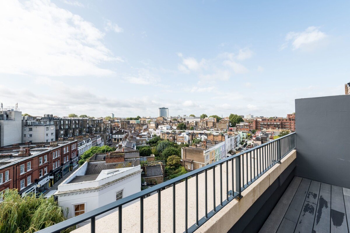 Beautiful 4BD Duplex Apartment nr. Kensignton with gallery image 4