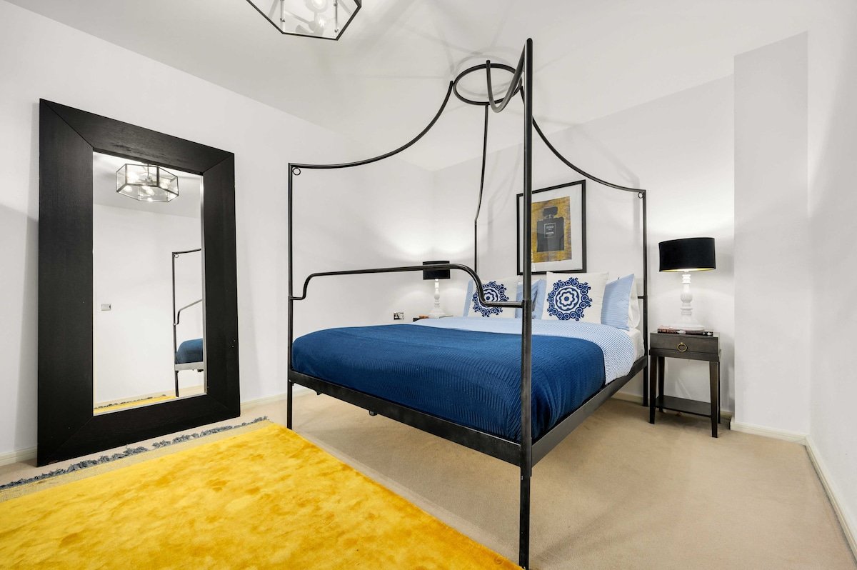 Stylish Five Bedroom Home By City Center w Parking gallery image 3