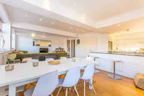 Spacious Soho 3 Bedroom apt & balcony gallery image 5