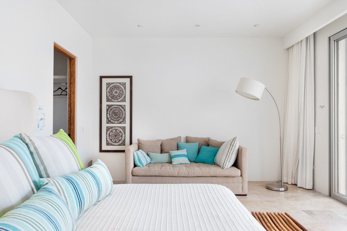 Elegant Private Oceanfront Villa on the Beach! gallery image 4