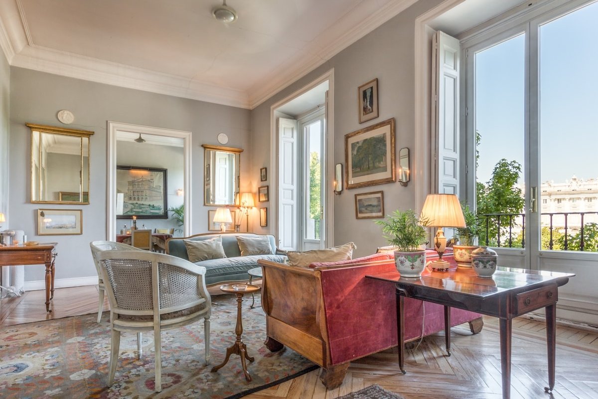 Elegant coorporate apart. with views of the palace gallery image 3