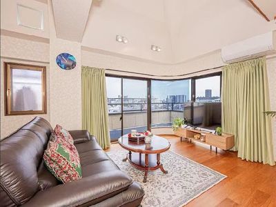 寝室4つと吹き抜け広々リビングのメゾネットタイプのお家です。