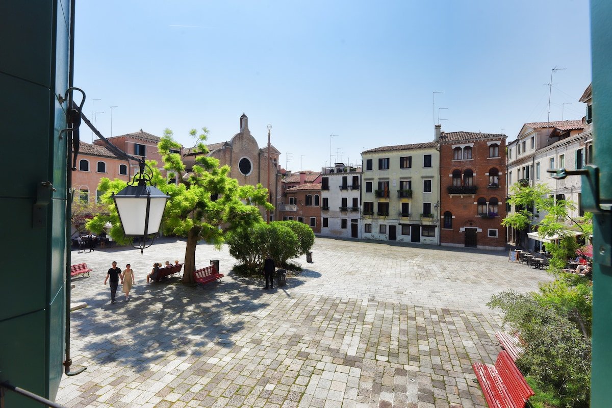 Noble floor in Castello overlooking Campo Bragora gallery image 3