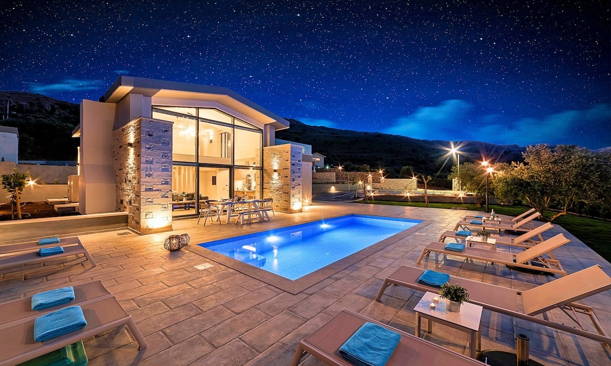 Moonlight Maxima Villa Heated Pool up to 30 guests gallery image 2