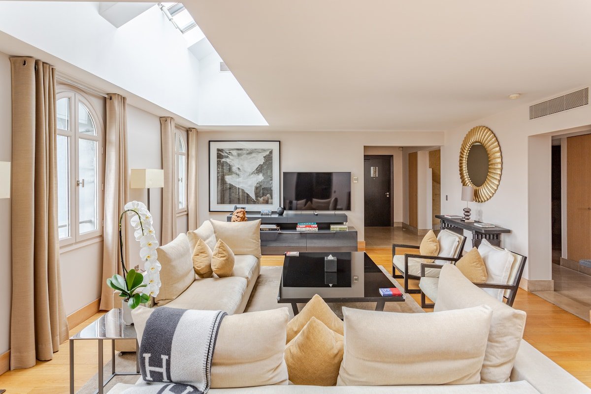 4 Bedroom Apartment Partial Eiffel Tower View