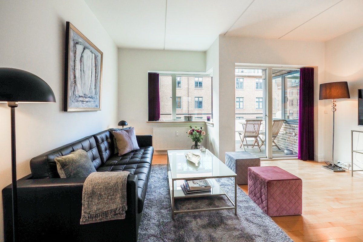 Explore the Tivoli Gardens from a City Center Apartment gallery image 2