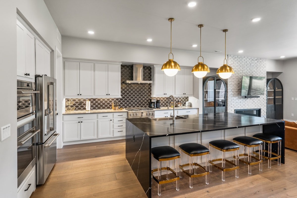 Luxe*Lake and Mountain views*EV charger*Arcade gallery image 3