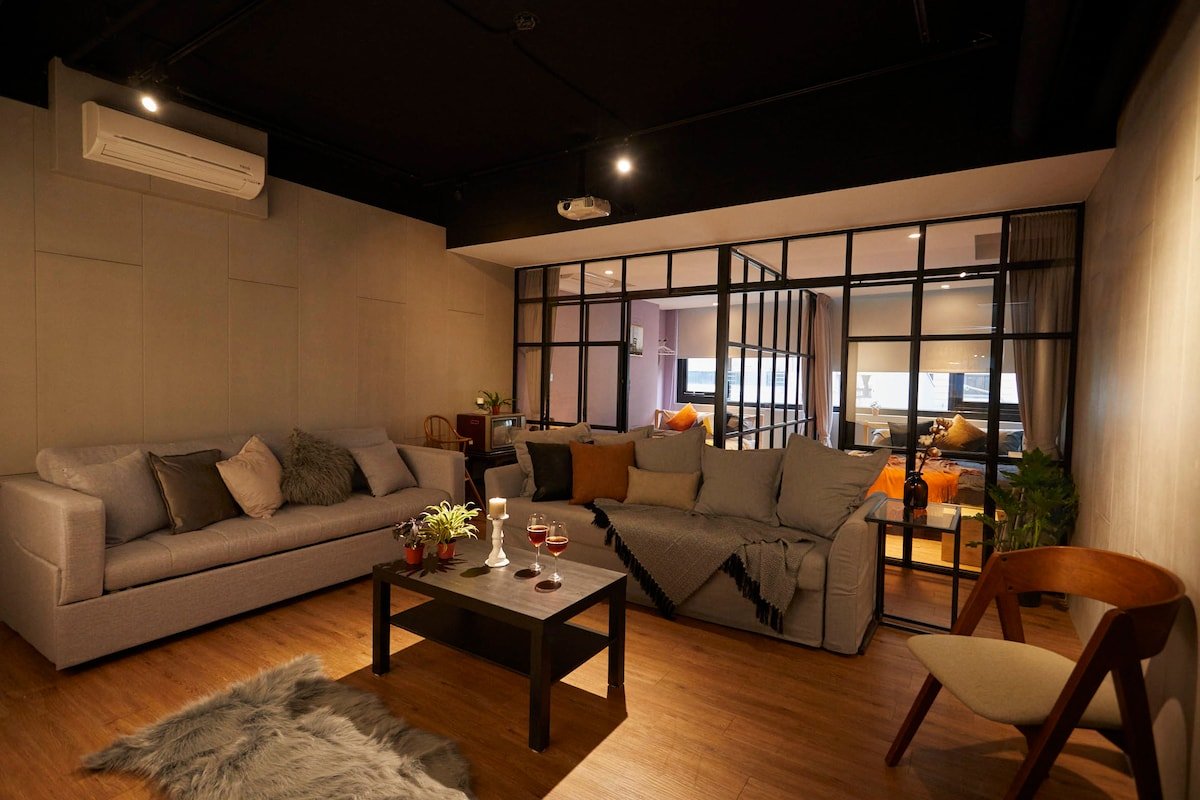 西門私寓-極。台北車站雙層電梯公寓，大型投影，吧台聚會(17人) gallery image 3