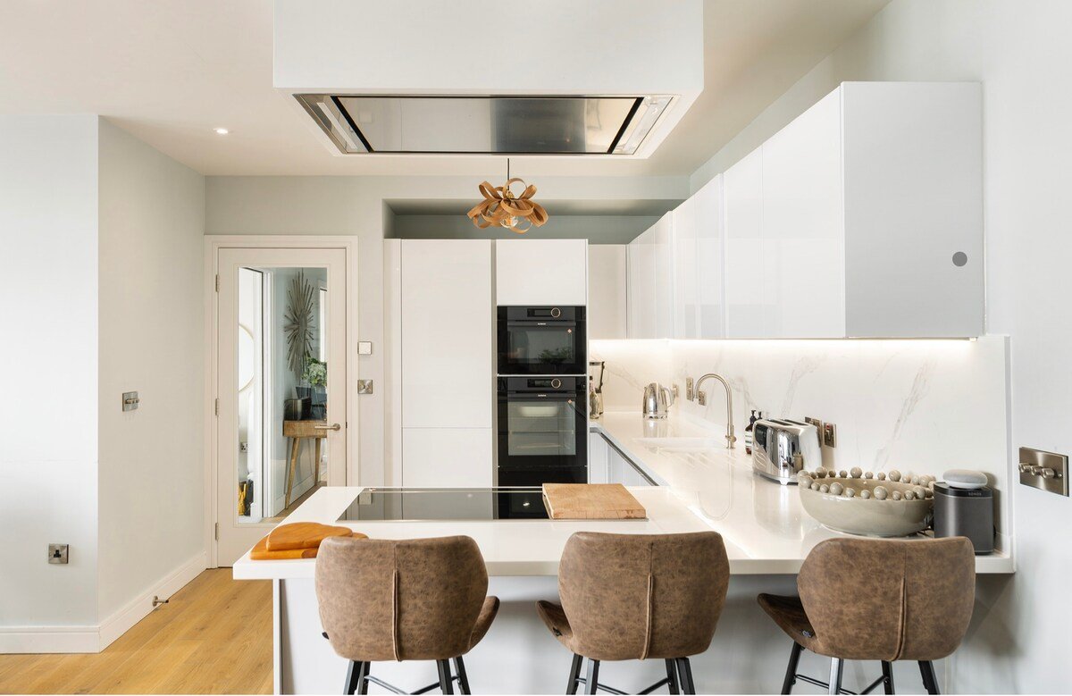 Beautiful waterfront penthouse gallery image 5