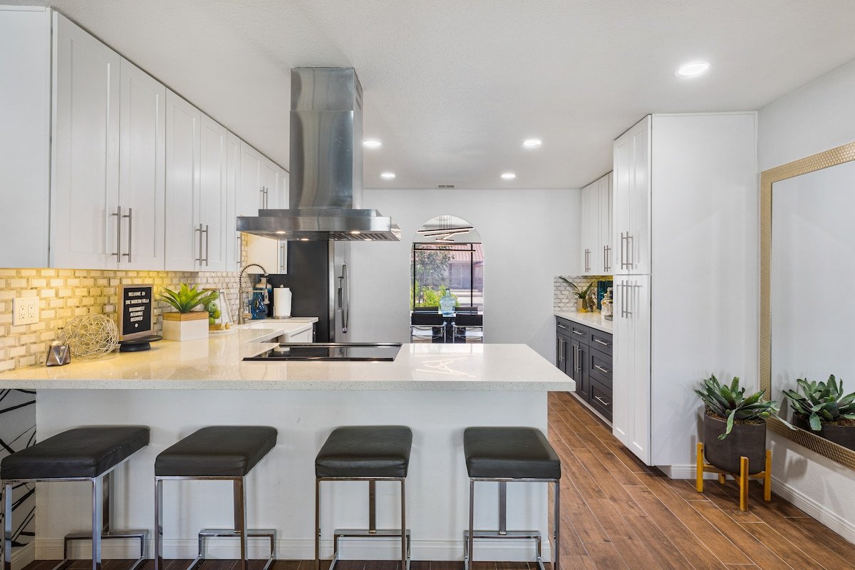 Modern Villa 5 Min to Strip – Resort-Style Pool gallery image 2