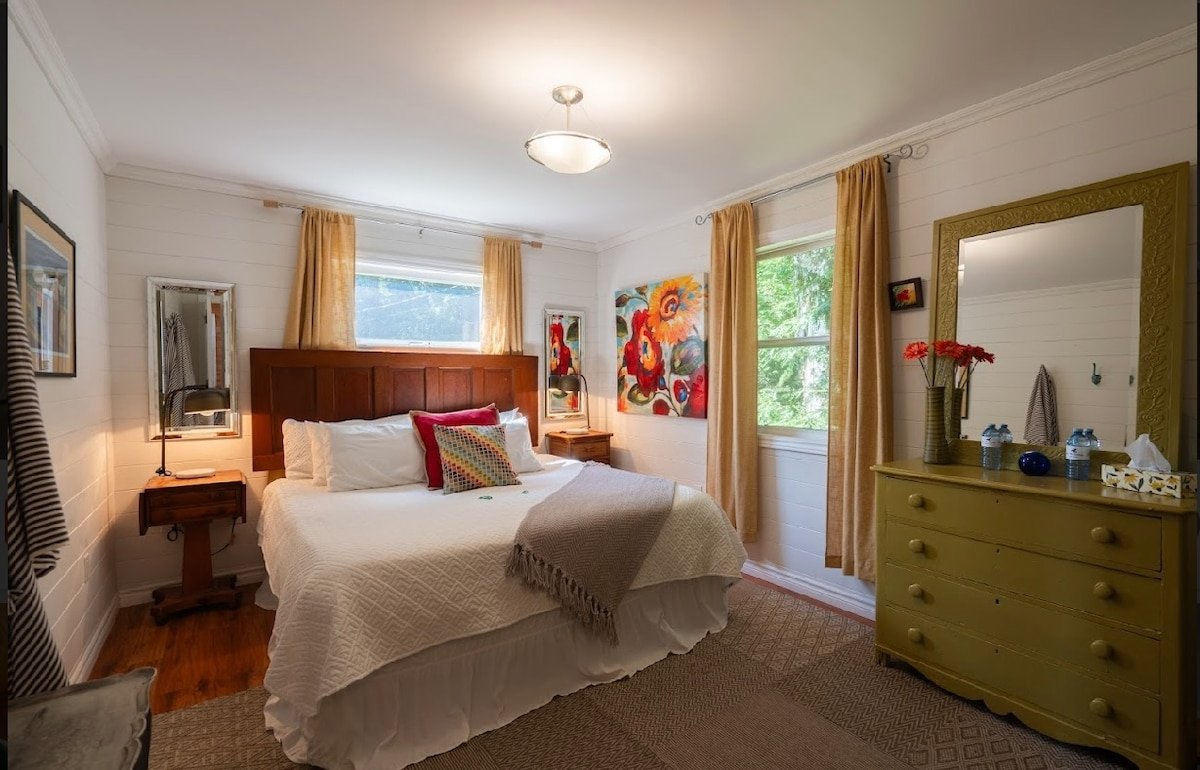 Love The Cottage/King beds/Hot tub under the stars gallery image 5