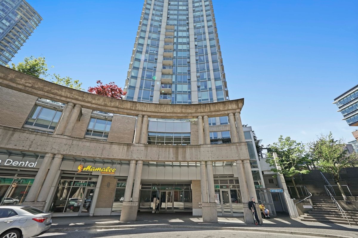 Spacious 3 Bedroom Condo with 5 Star Amenities gallery image 3