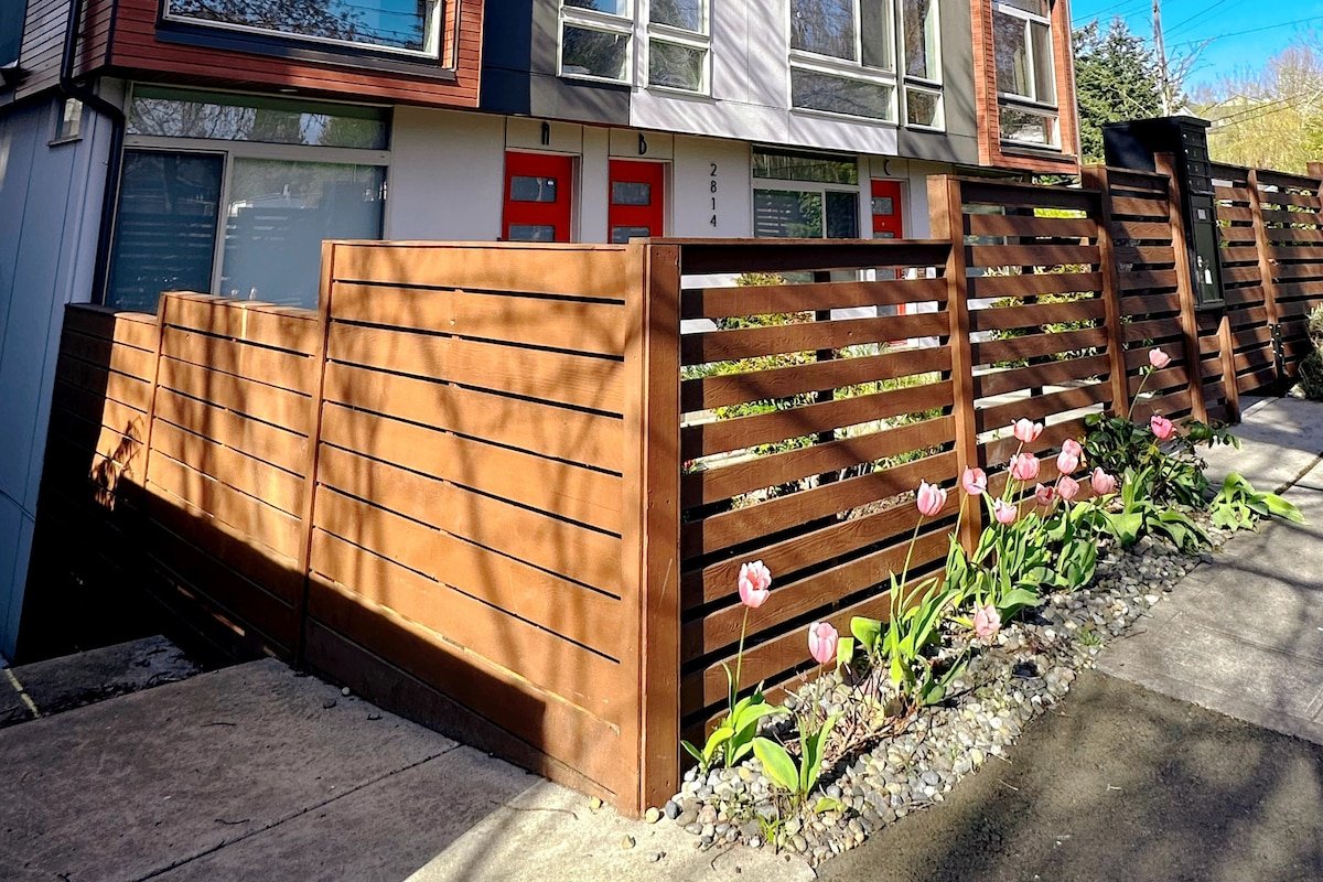 Near CapHill 4B3B w AC/Theater/Rooftop/King Suite gallery image 4