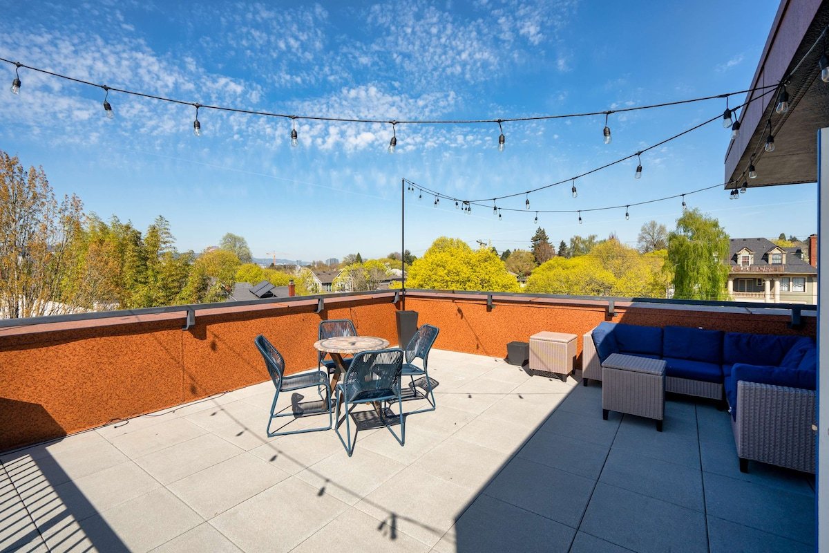 Rooftop Deck • City Views • Hawthorne 4BR gallery image 5