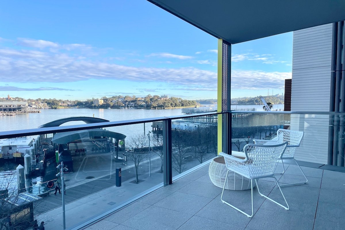 RARE Waterfront Oasis in CBD | Luxurious & Central gallery image 3