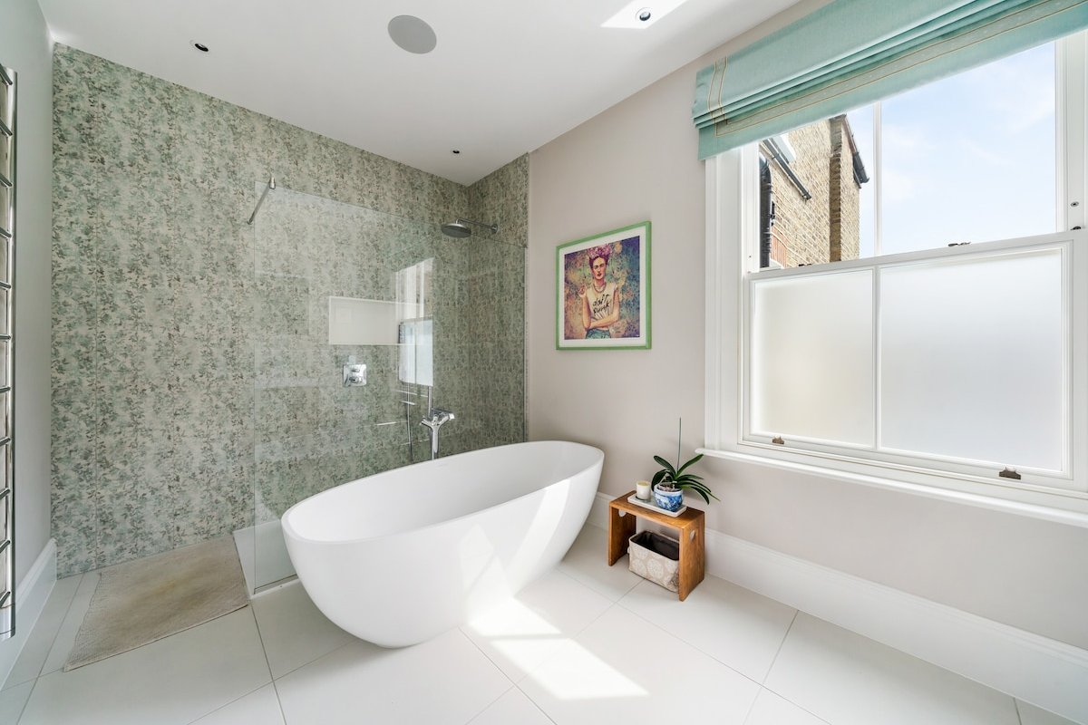 Enjoy 4 floors of modern luxury nr River Thames gallery image 5