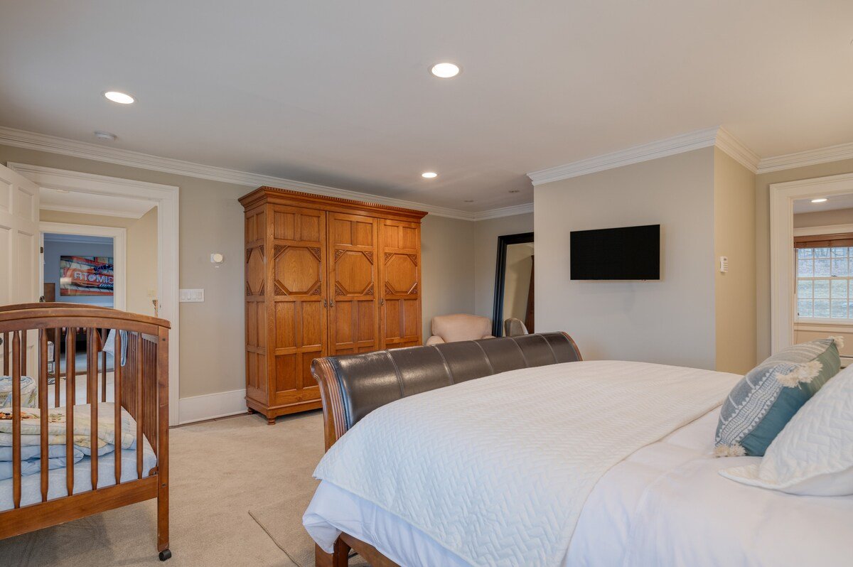 Sunny Pond Estate | Private Pond, Gym, Sleeps 20 gallery image 5