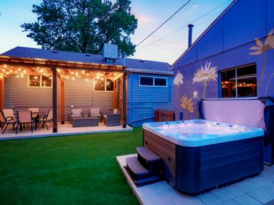 One of a Kind Home-HOT TUB & Pool Table-4 Mi to DT