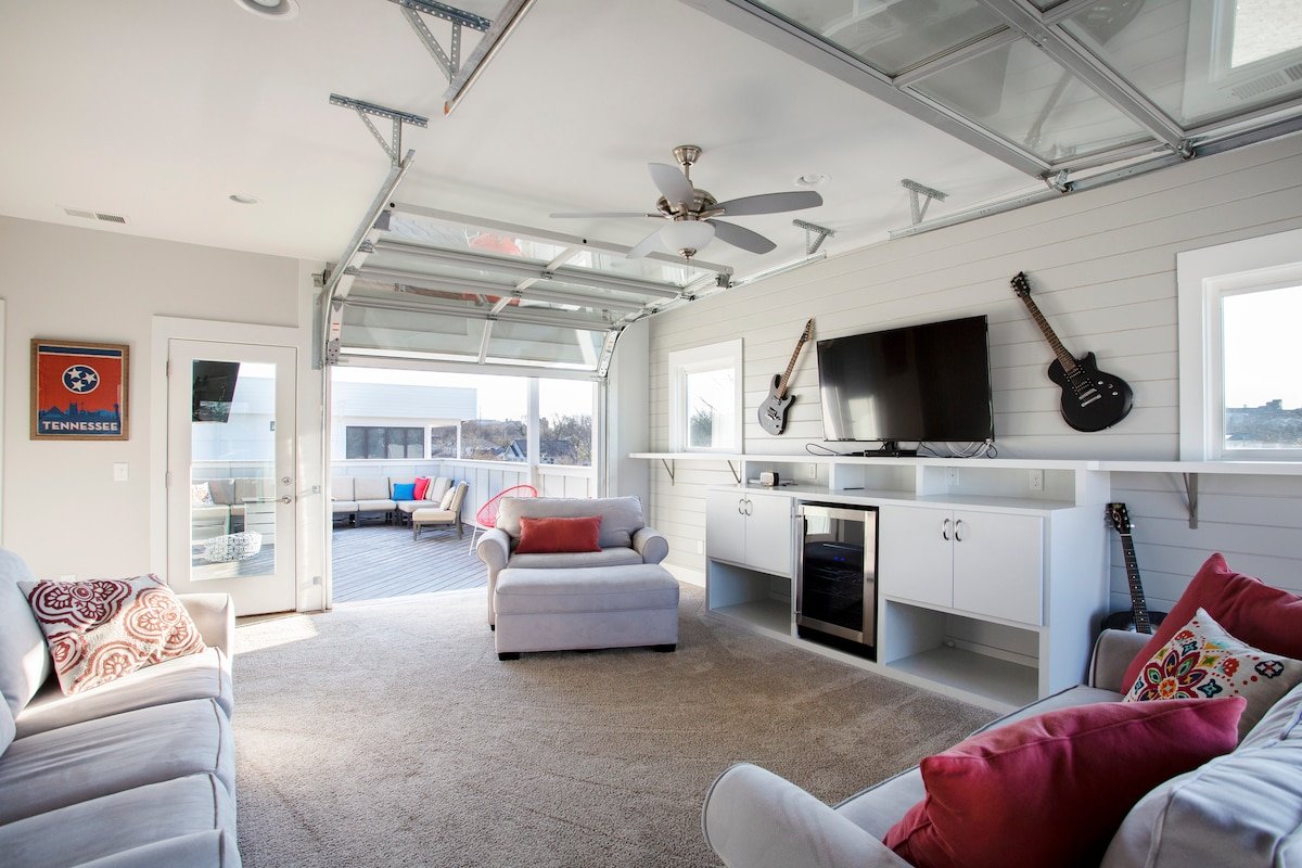 Huge Rooftop Retreat | Walk to Bars and Dining gallery image 2