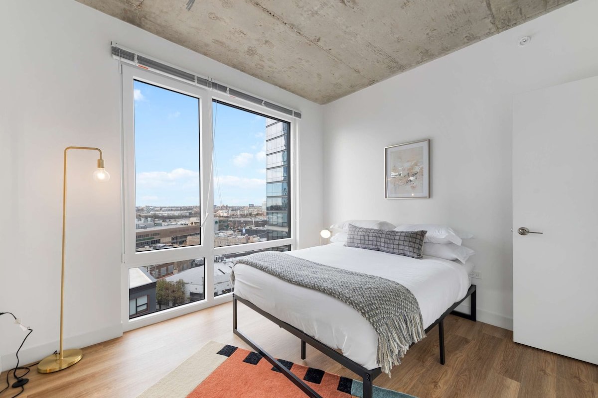 Large Group? Lincoln Park 4BR: Near Train & More gallery image 3