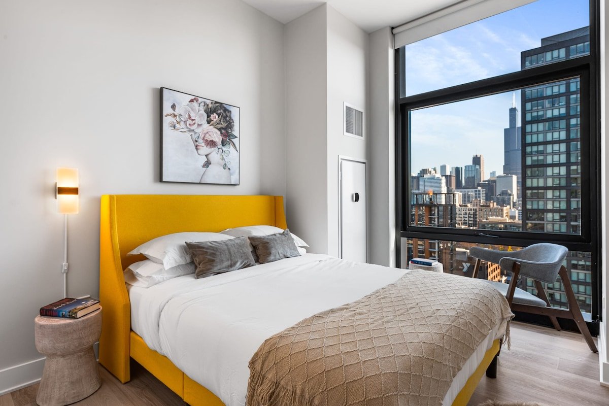 City Views + Walk to Dining, Ideal for All gallery image 4