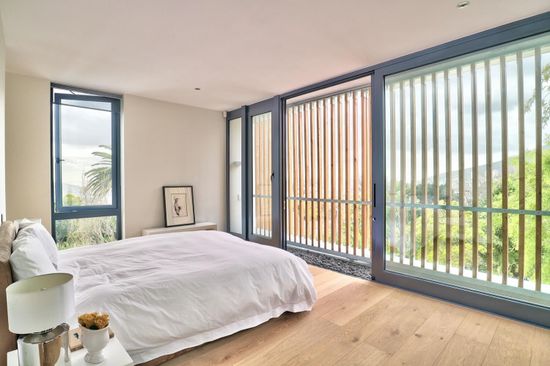 Photo 3 of Villa Glen accommodation in Higgovale, Cape Town with 5 bedrooms and 5 bathrooms