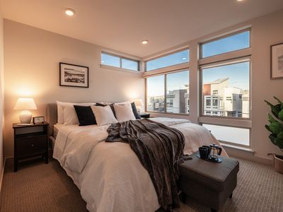 Lake Union Lookout | 3BR Townhome + Rooftop Views