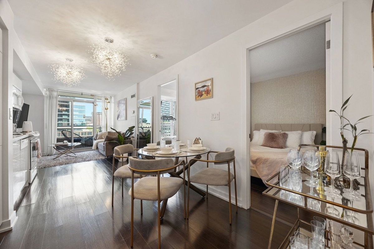 Stylish 2BR Downtown| 2 Queen Beds| 1 Free Parking gallery image 4