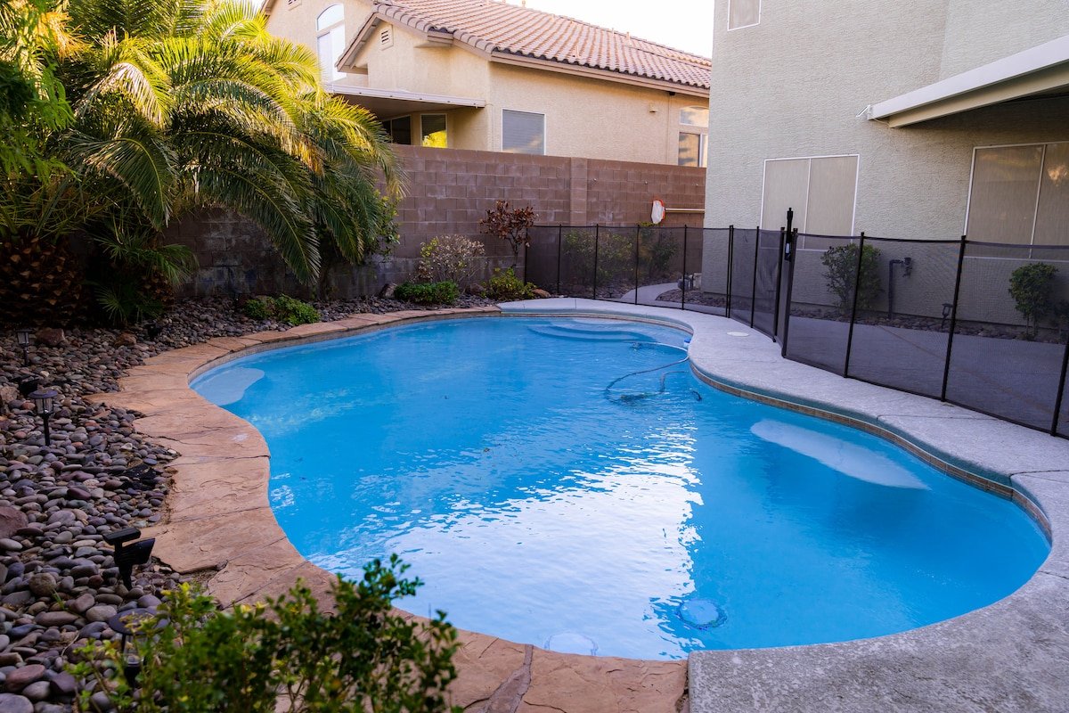 Luxurious Pool Home mins from Las Vegas Strip gallery image 3