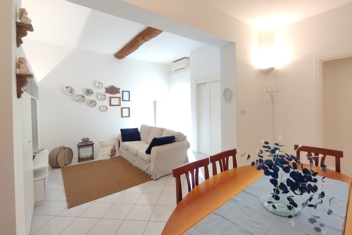 Kika – central spacious and quiet with terrace gallery image 2