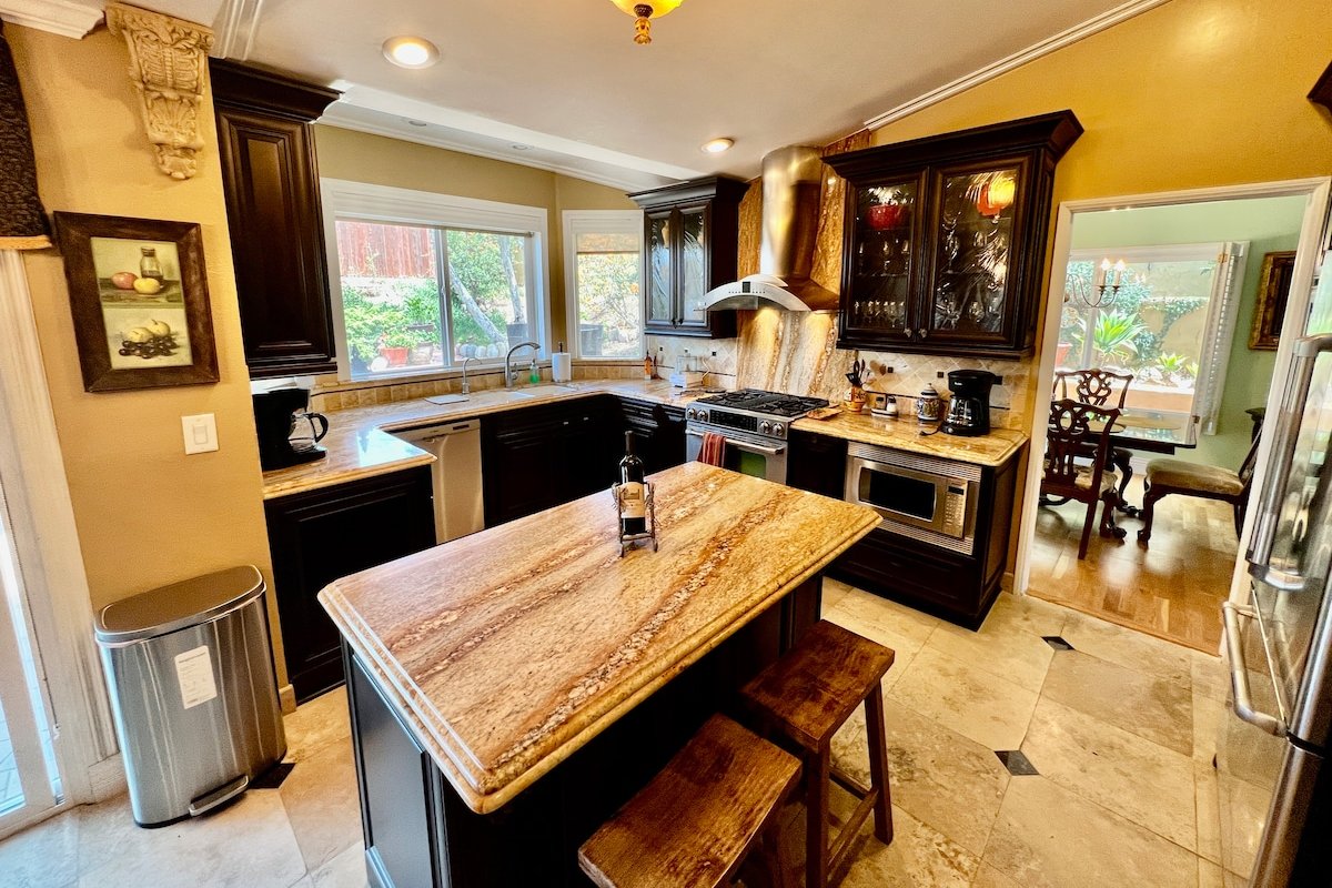 Charming 4-bedroom home w/ hot tub & canyon views gallery image 4