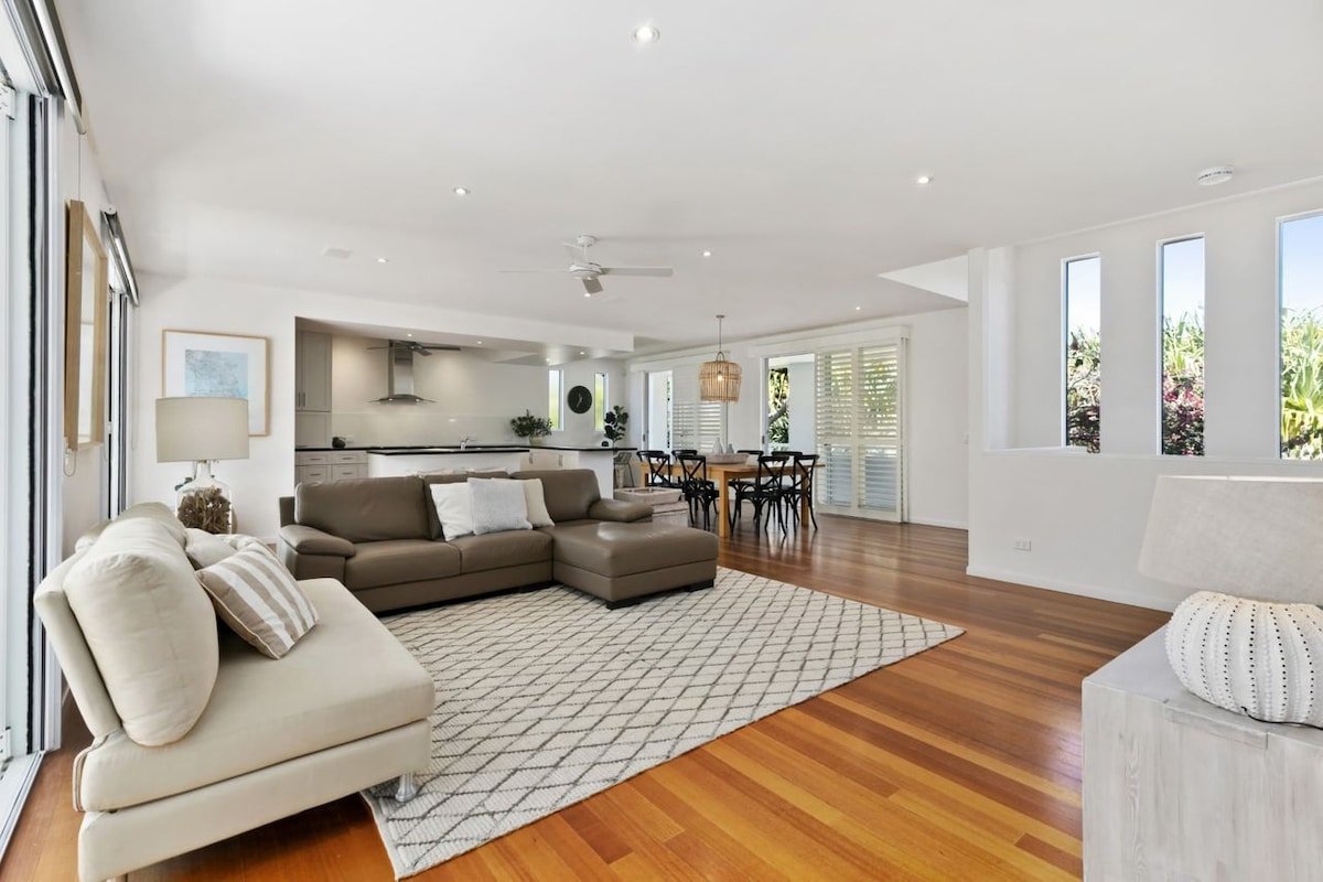 Maher Tce Stately Residence with Beach Side Charm gallery image 2