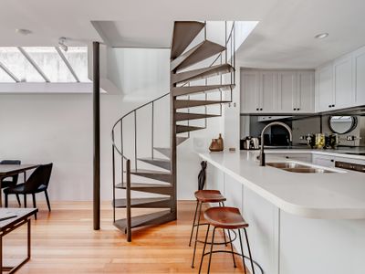 Luxurious Terrace Home: Central Melbourne Oasis