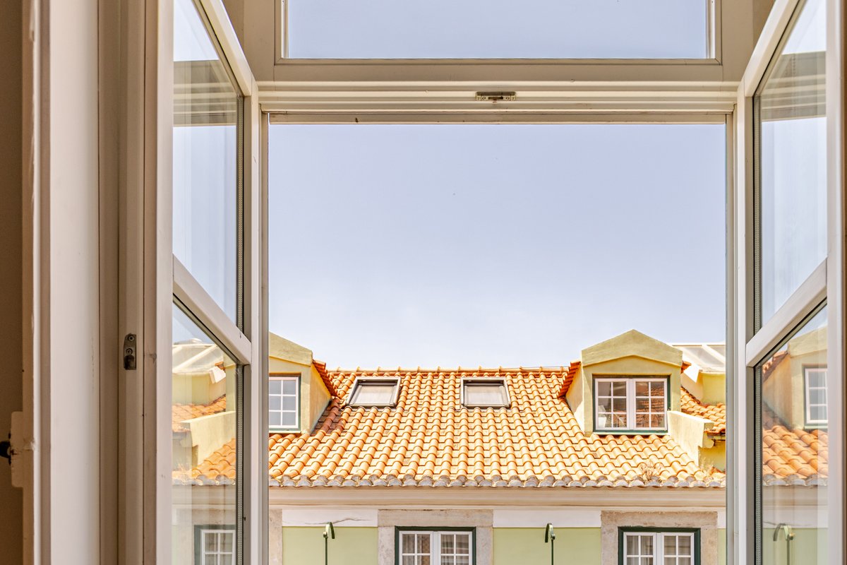 Historic Apt w/Balcony in Baixa (short term lease)