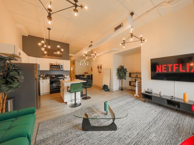 Spacious 5BR Luxury Suite | Near McCormick Place