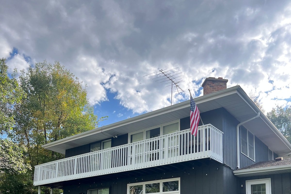 Lake cabin;hot tub, sandy beach, games, space, fun gallery image 4