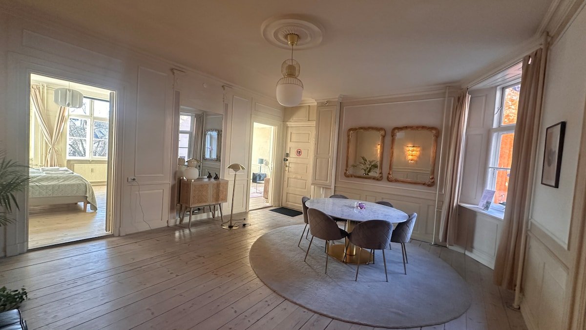 The Square 2 gallery image 3