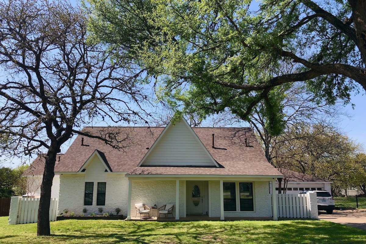 Lap Pool, 1+ Acre, 4 Bedroom Oasis in S. Austin gallery image 3