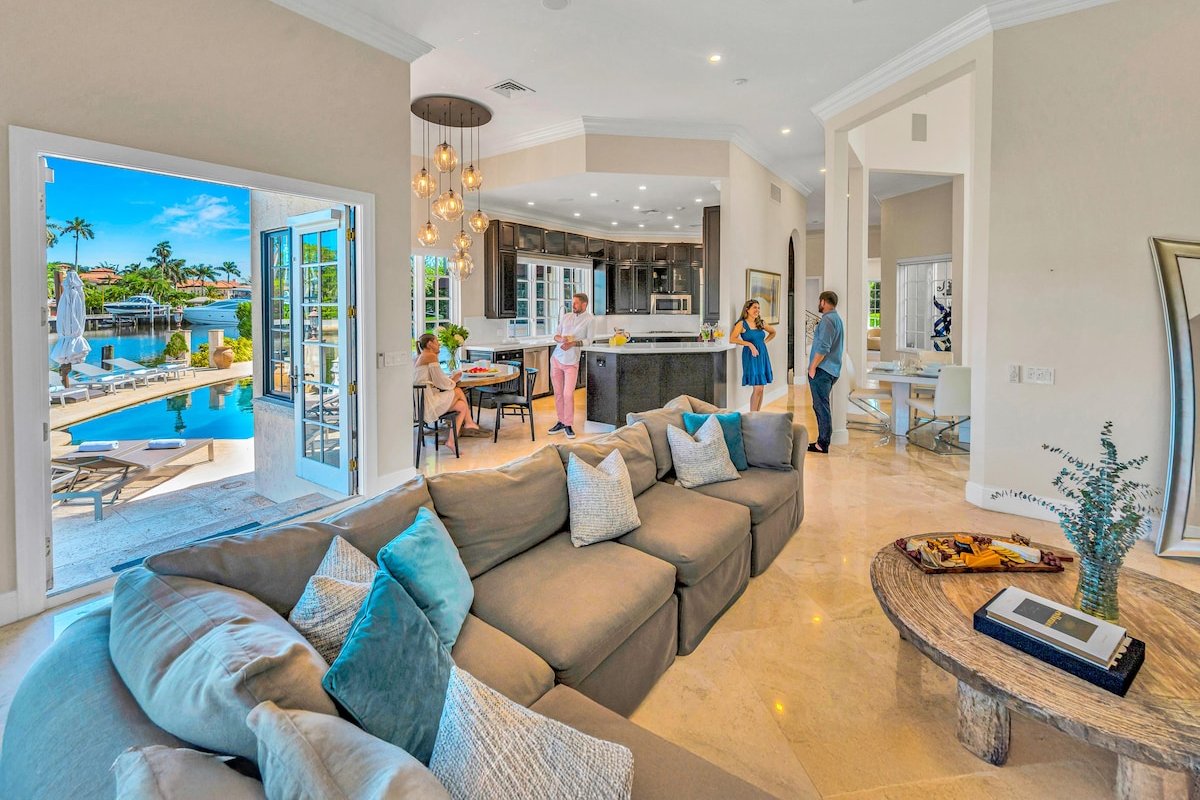 Majestic Waterfront Villa | Heated Pool |Royal Key gallery image 4