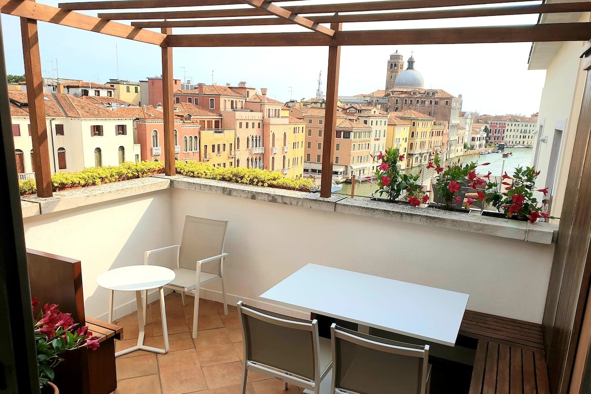 LHost in Venice – The Big Dream gallery image 4