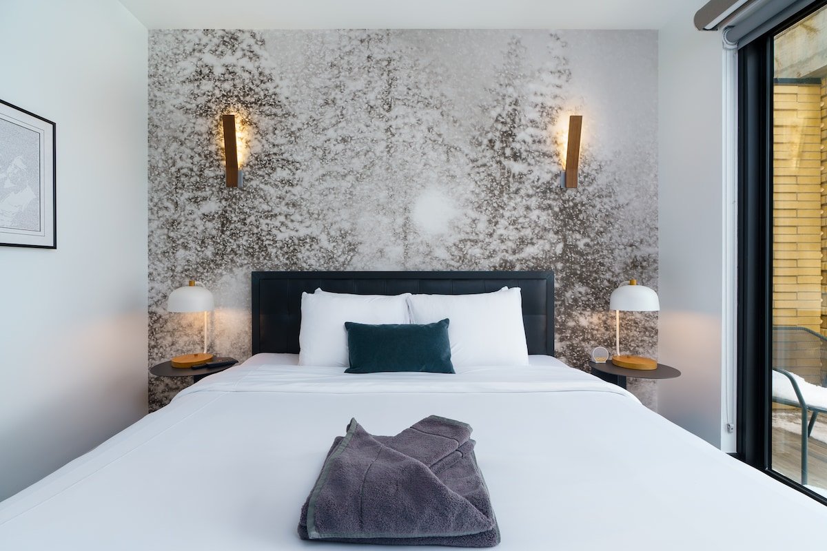 Modern Flat w/ Mountain Views + Private Balcony gallery image 2