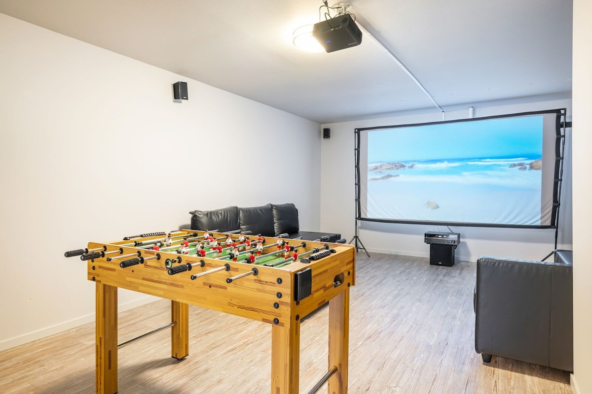 Designer 4B3B w/Theater & Rooftop close to CapHill gallery image 4