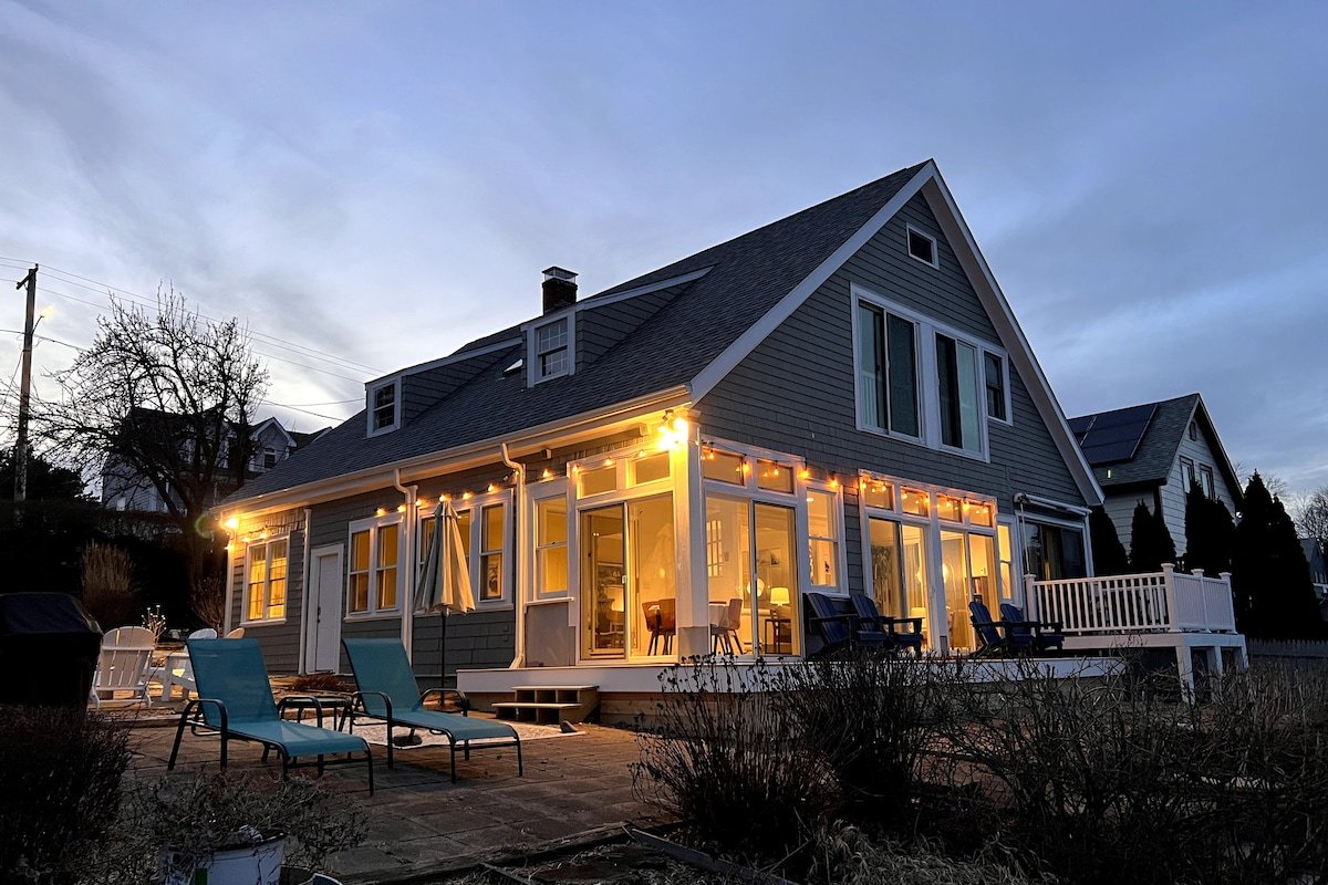 Bristol by the Bay, Waterfront Retreat, Sleeps 10! gallery image 3