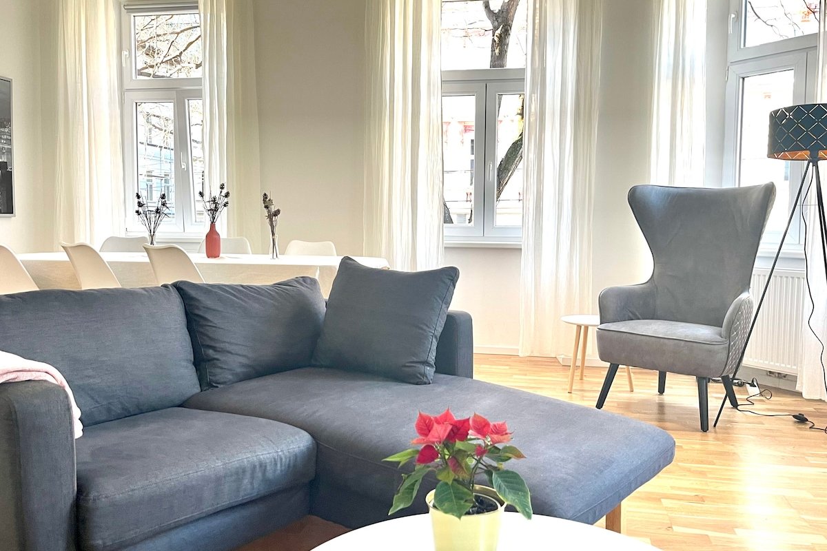 BIG Apartment – Top location – 5 bedroom/4 bath gallery image 2